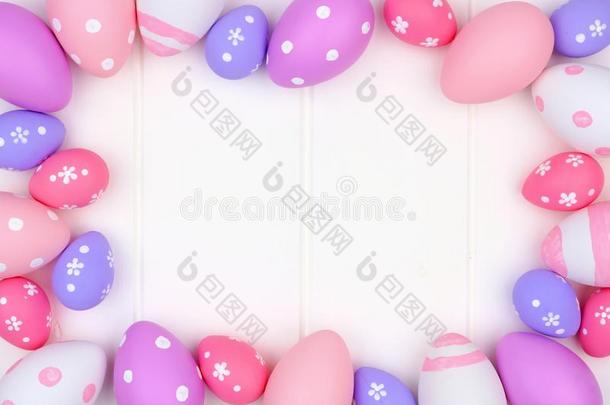 复活节鸡蛋框架.粉红色的,紫色的&白色的向白色的木材.