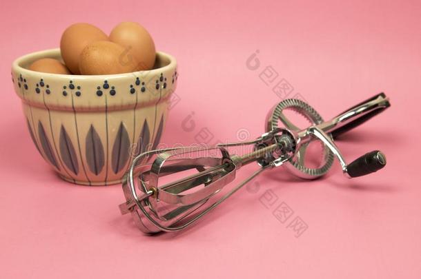 不锈的钢用手的手曲柄鸡蛋拍打器,鸡蛋s,和米苏里