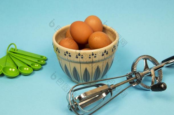 不锈的钢用手的手曲柄鸡蛋拍打器,鸡蛋s,和米苏里