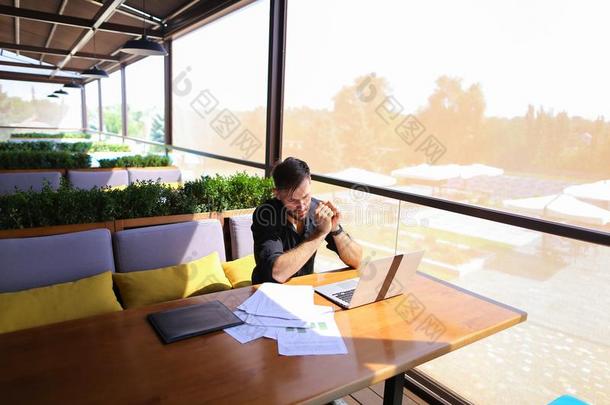 自由作家广告文编写人书面答复文本向便携式电脑在咖啡馆表.
