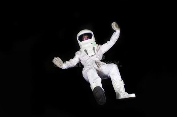 宇航员采用空间,采用零度重力向黑的背景.男人采用