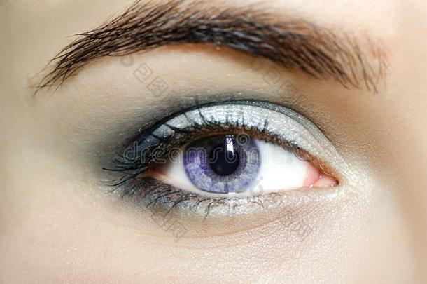 紫罗兰眼睛变化眼睛,关在上面.指已提到的人人眼睛关于一wom一nwinter冬天