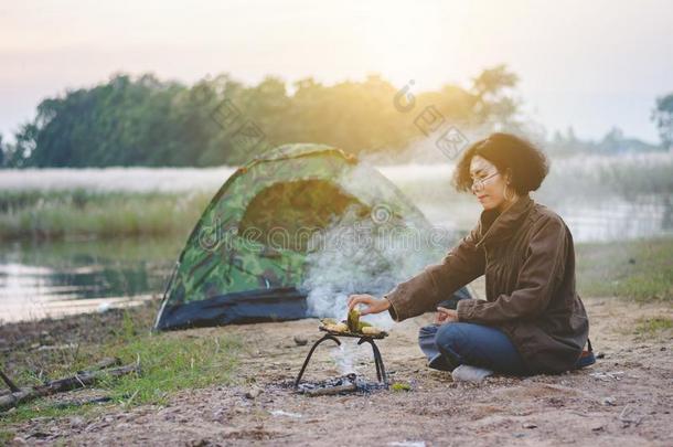 亚洲人女人野营户外的,户外的活动