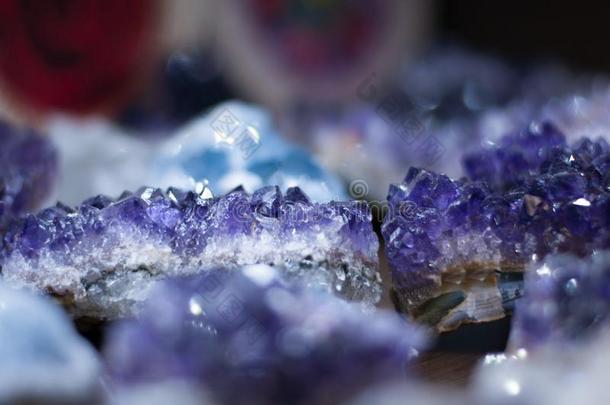 <strong>紫</strong>蓝色宝石结晶石头