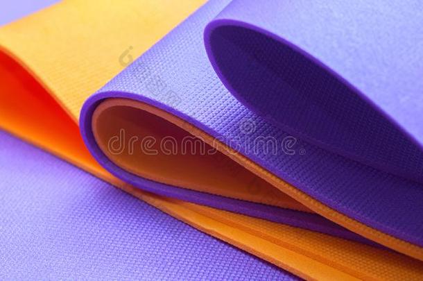 <strong>紫色</strong>的和黄色的<strong>瑜伽</strong>ma采用tenanceanalysistestset维修分析测试装置关-在上面采用健身房.