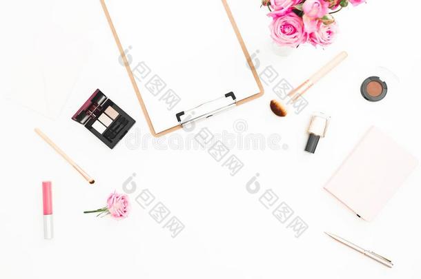工作区和彩色粉笔玫瑰花束,美容品,日记和剪贴板