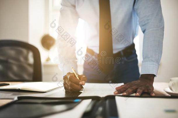 年幼的律师签署文书工作在他的书桌采用一办公室