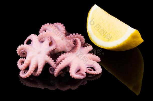小的章鱼和柠檬向黑的背景