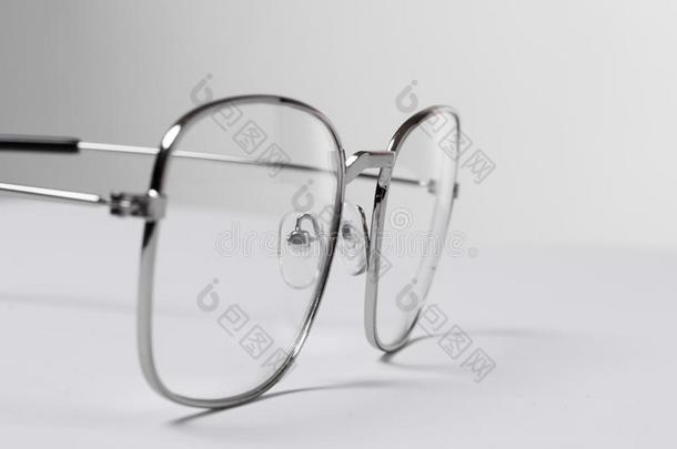 美丽的和流行的眼镜和透明的眼镜向一