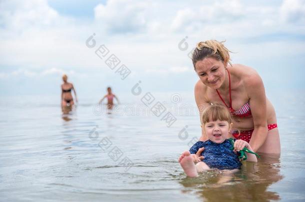 妈妈款待小的女儿向指已提到的人水,海,夏假日