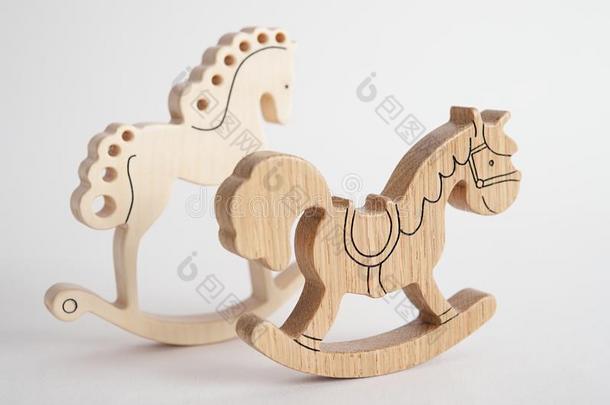 木制的手-使马玩具为孩子们隔离的向指已提到的人白色的波黑
