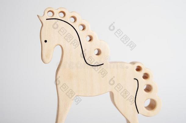 木制的手-使马玩具为孩子们隔离的向指已提到的人白色的波黑
