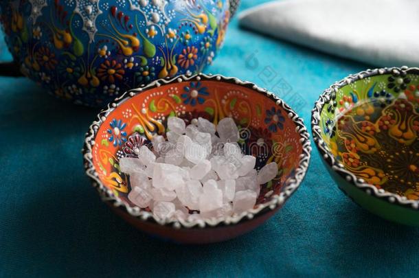 大大地水晶关于白色的食糖采用富有色彩的有图案的陶器的碗