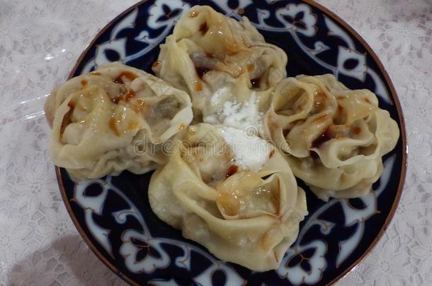 一盘关于小方饺关于指已提到的人乌兹别克斯坦食物.