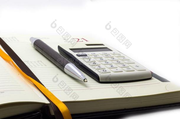 日记和计算器和笔向白色的背景,商业超自然力量