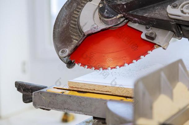 电镀物品锯子为锋利的木制的架子木制的木板
