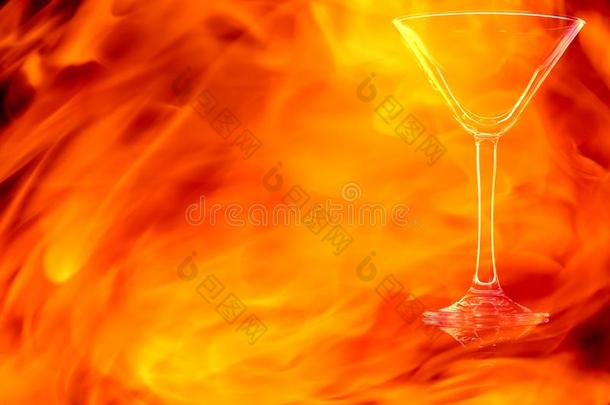 空的鸡尾酒玻璃采用指已提到的人火火焰.
