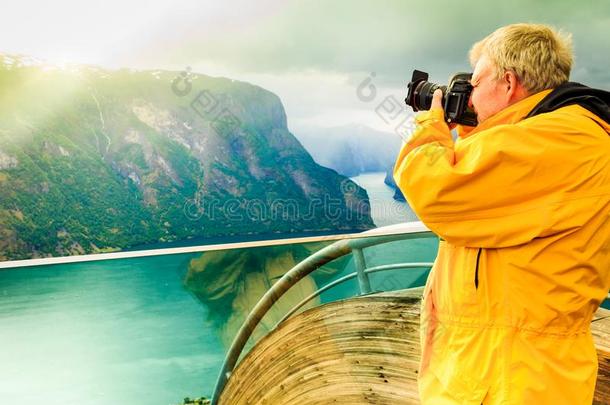 旅行者摄影师和照相机向斯坦加斯汀守望,挪威