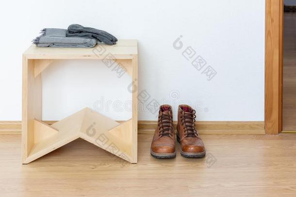 接待室和木制的凳子和皮擦靴人