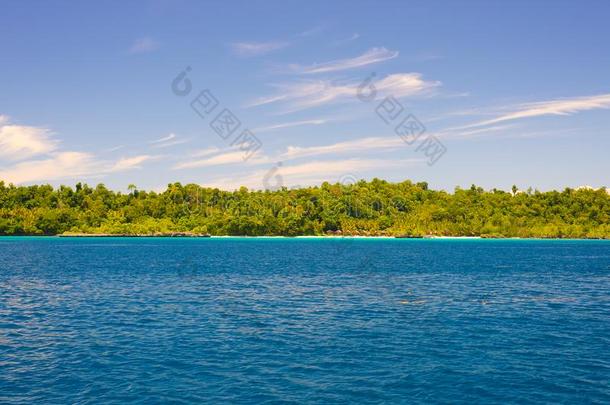 托吉安群岛岛旅行目的,托琴海岛风景优美的海滩一
