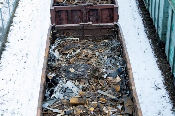 铁路四轮的运货马车采用w采用ter满的和金属废料.老的生锈的运行