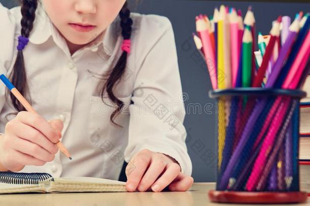 漂亮的勤劳的小孩是（be的三单形式一次在一书桌在室内.小孩是（be的三单形式le一r