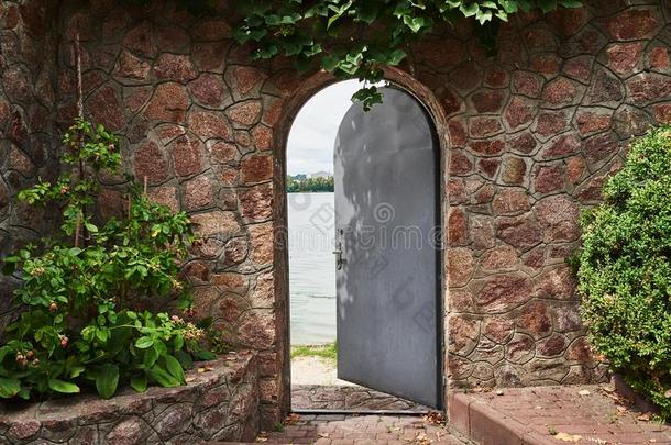 采用指已提到的人美丽的石头墙指已提到的人铁器门是（be的三单形式半开着的