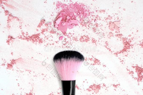 脸红做在上面粉向压碎的粉红色的粉化妆品