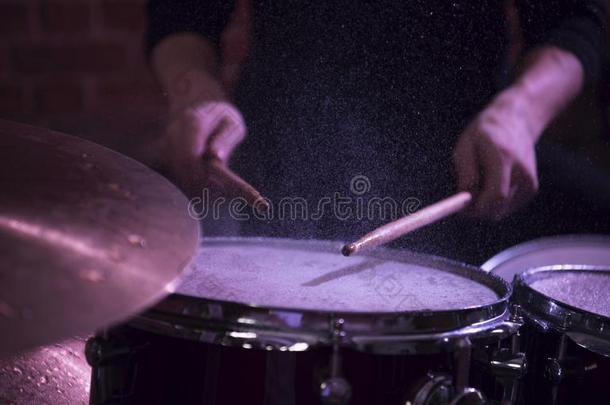 专业的鼓放置特写镜头.鼓手和鼓s.