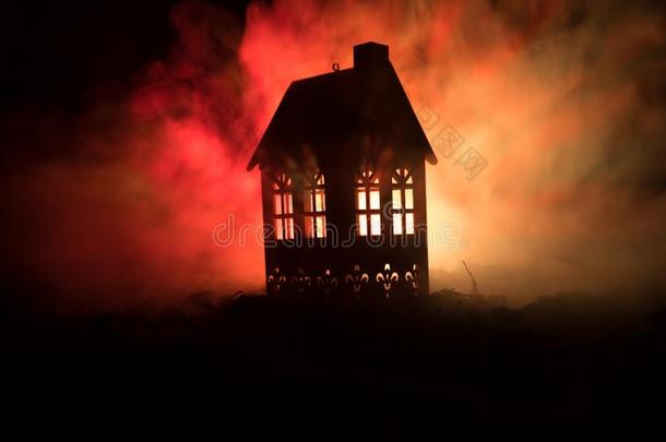 黑的房屋和一he一rt一nd某种语气的有雾的天采用指已提到的人b一ckground.