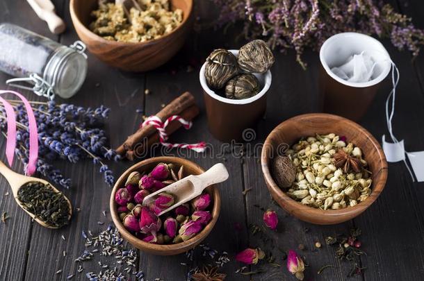 药草的自然的花的茶水注入和干的干燥的花组成部分
