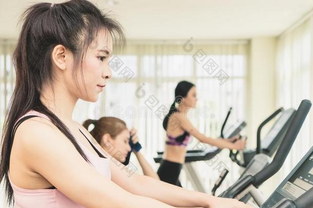 中国人女人工作的出局采用健康健身房