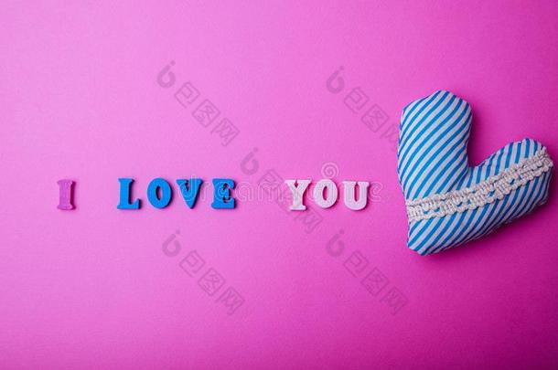 心和我爱你字体向粉红色的背景.情人`英文字母表的第19个字母
