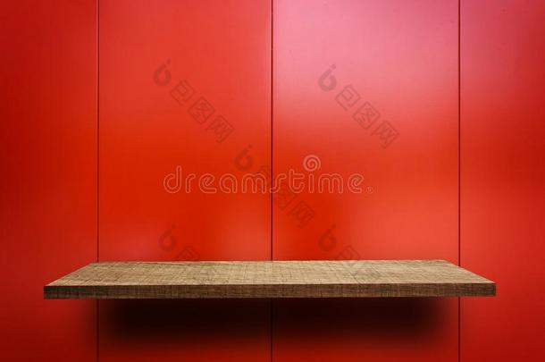 空的木制的展览架子向发光的红色的金属盘子