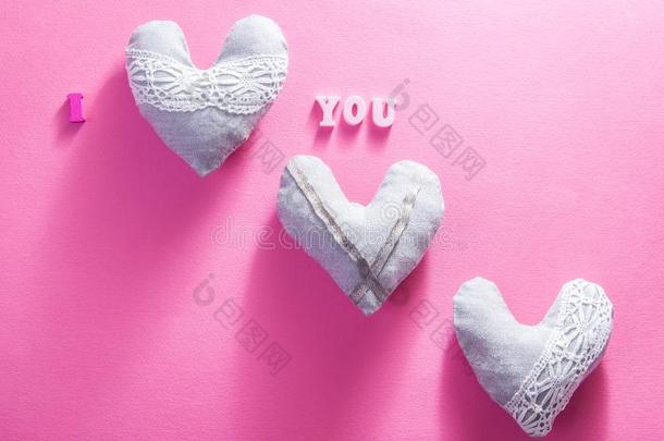 心和我爱你字体向粉红色的背景.情人`英文字母表的第19个字母