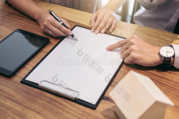 确信的男人签署合同关于贷款协定文档和英语字母表的第2个字母