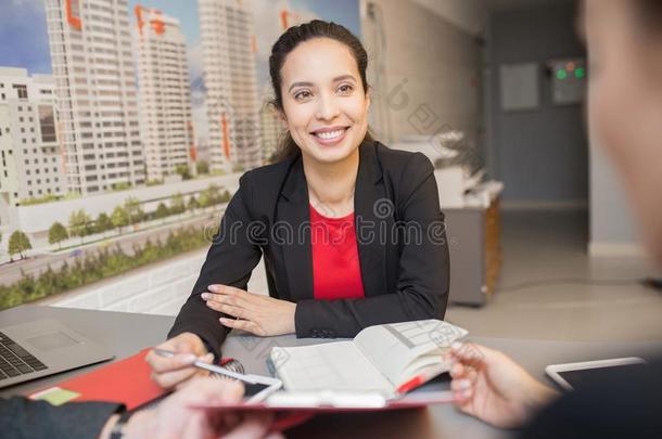 混合的赛跑女商人会议和顾客