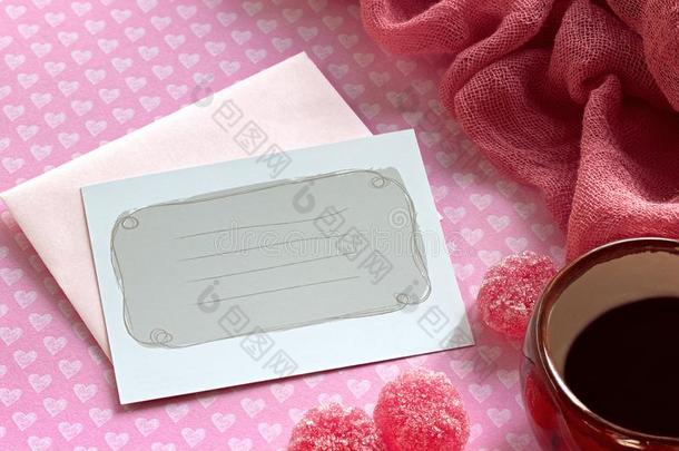 糖果粉红色的果冻撒于和食糖咖啡豆杯子情人卡片