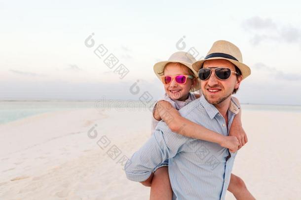 父亲和女儿在海滩