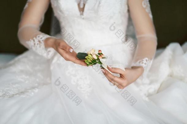 美丽的微妙的婚礼插于钮孔上之花和多乳脂的或似乳脂的和白色的floodlight泛光照明