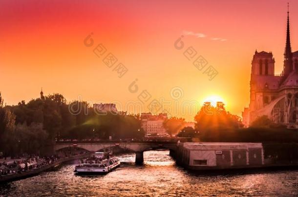 红色的日落越过巴黎和我们的夫人demand需要巴黎