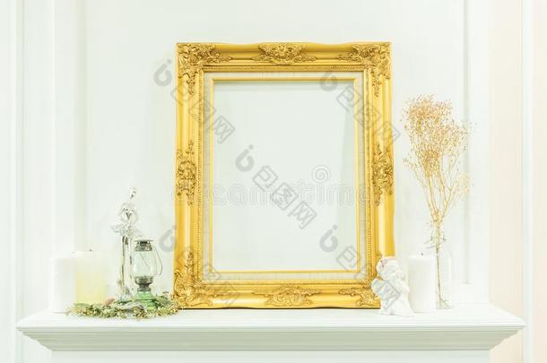酿酒的奢侈的空白的金色的木制的框架和装饰的事件