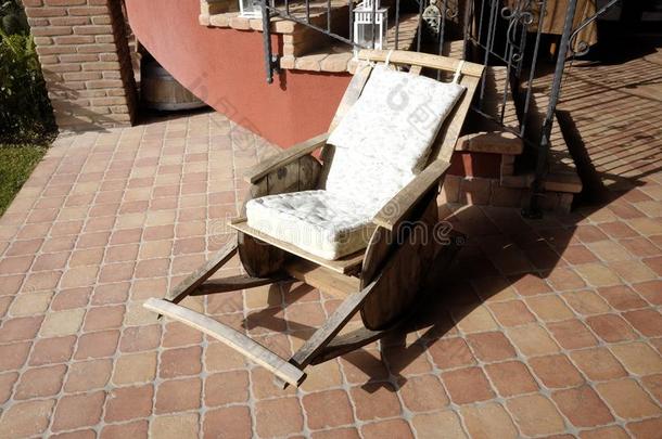 木制的摇摆的椅子