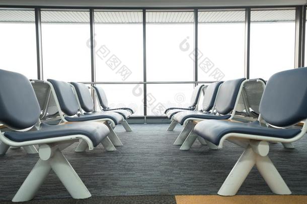 空的机场末期的等候地区和椅子休息厅和席位