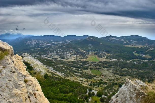 野生的Yugosl一<strong>vi</strong>一西南部的地方-徒步旅行通过指已提到的人山向一多云的d一y