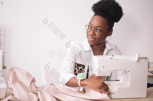 非洲的女裁缝缝衣服