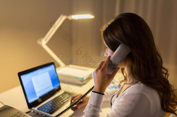 女人和便携式电脑呼喊向ph向e在夜办公室