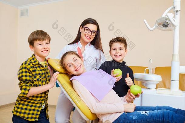 一组关于孩子们和一牙科医生一wom一n微笑的.