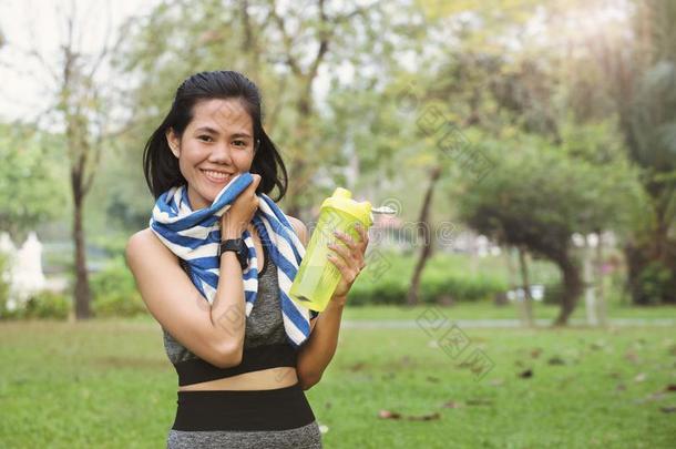 年幼的赛跑者女人和水做男<strong>管家</strong>.<strong>健康</strong>的生活方式观念