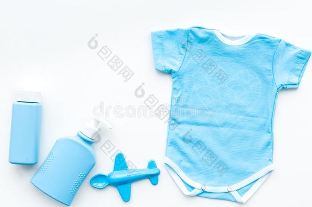 蓝色<strong>婴儿衣服</strong>为小的男孩.紧身衣裤,玩具,美容品向wickets三柱门